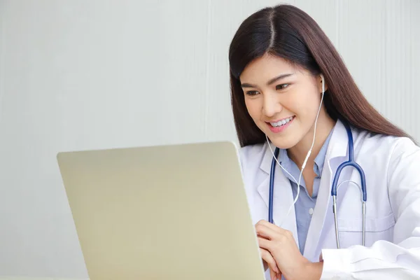 Asiática Fêmea Médico Chamada Vídeo Online Verifique Sintomas Com Paciente — Fotografia de Stock