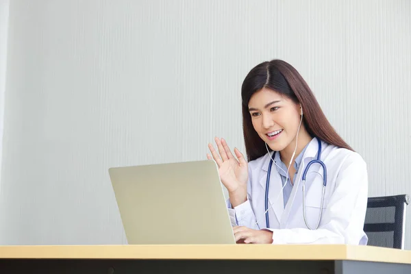 Asiática Fêmea Médico Chamada Vídeo Online Verifique Sintomas Com Paciente — Fotografia de Stock