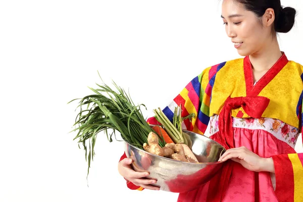 Parlak Renkli Mendiller Giyen Asyalı Kadınlar Kore Mayalı Kimchi Yapmak — Stok fotoğraf
