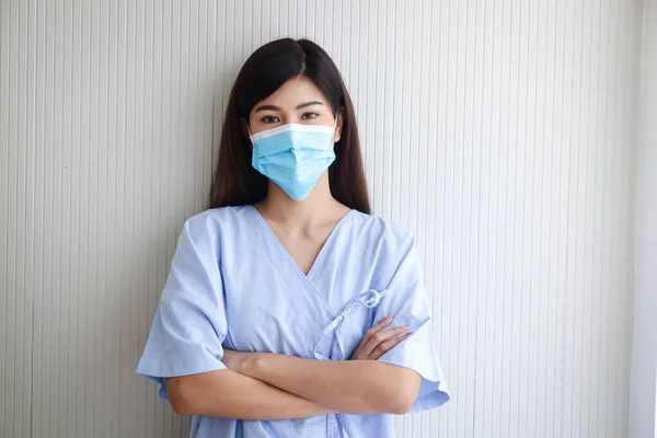Una Paciente Asiática Vestida Con Una Máscara Cruzó Los Brazos — Foto de Stock