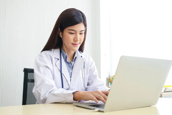 Asiática Fêmea Médico Chamada Vídeo Online Verifique Sintomas Com Paciente — Fotografia de Stock