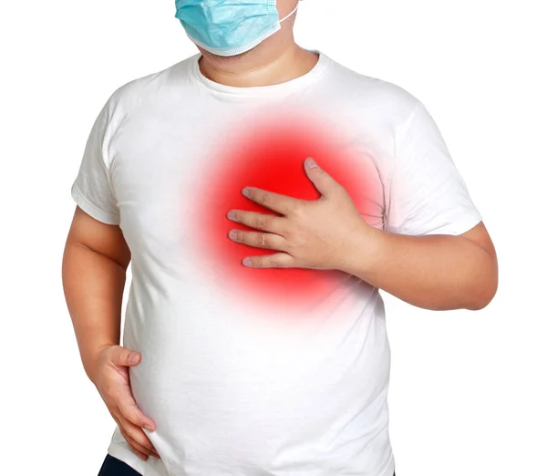 マスクを身に着けている脂肪男呼吸困難とあなたの胸にあなたの手を入れて糖尿病を発症する危険性があります高血圧冠動脈心疾患高脂質血症コロナウイルス危険状態 — ストック写真