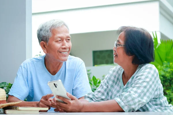 Asian Elderly Couple Happy Living Home Sitting Garden Holding Smartphone — Stock Photo, Image