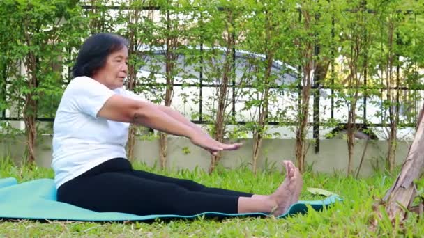 Sağlıklı Olmak Için Evde Egzersiz Yapan Asyalı Yaşlı Kadın Koronavirüs — Stok video