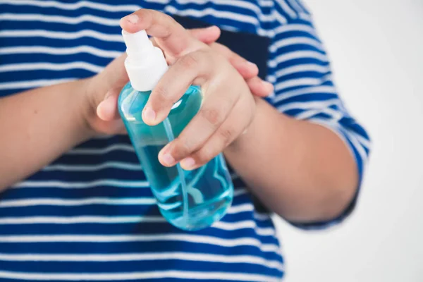Chłopiec Trzymający Butelkę Alkoholem Spray Dezynfekcji Rąk Aby Zabić Koronawirusa — Zdjęcie stockowe