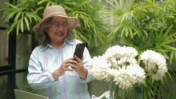 Ασιάτισσα Ηλικιωμένη Γυναίκα Μένει Στο Σπίτι Είναι Ευτυχισμένη Τις Ανθοσυνθέσεις — Αρχείο Βίντεο