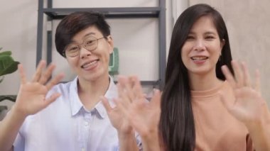 Lezbiyen çift evli Asyalılar evde birlikte yaşıyorlar. Mutlu bir gülümsemeyle selamlaşıyorlar. LGBT Lezbiyen Anları Mutluluk Kavramı