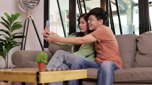 Asyalı Lezbiyen Çiftler Akıllı Telefondan Arkadaşlarıyla Internet Üzerinden Sohbet Ediyorlar — Stok video