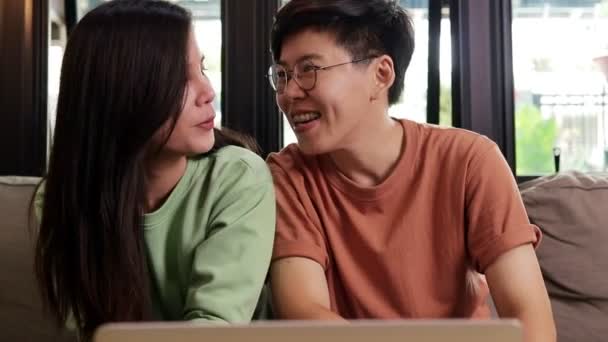Asyalı Lezbiyen Çiftler Arkadaşlarıyla Evde Sohbet Ediyorlar Bilgisayardaki Video Görüşmeleri — Stok video