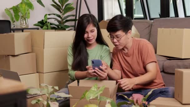 一对亚洲女同性恋夫妇经营着一家网上销售工厂 通过智能手机接收客户的订单 同性年轻夫妇共同生活的概念 Lgbt — 图库视频影像