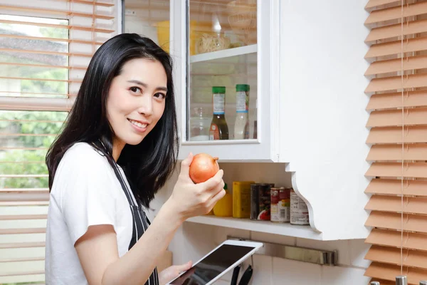 Mooie Aziatische Vrouw Die Thuis Keuken Aan Het Koken Houd — Stockfoto