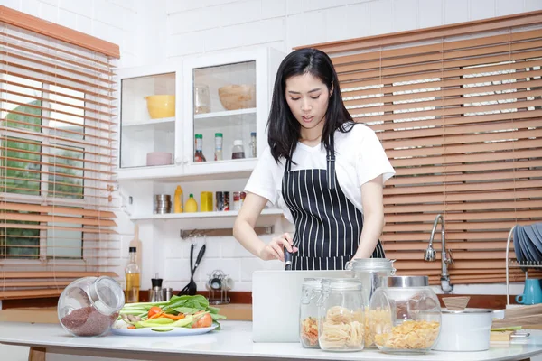 Mooie Aziatische Vrouw Koken Keuken Thuis Het Concept Van Leven — Stockfoto
