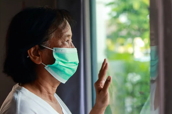 Asiática Anciana Con Máscaras Viviendo Casa Pie Mirando Hacia Frente — Foto de Stock