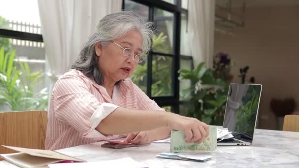 Asian Elderly Woman Sit Count Thai Baht Earned Work Concept — Stock Video