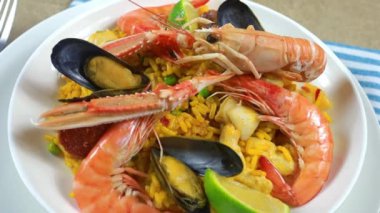 Paella tabağı ahşap bir masada.