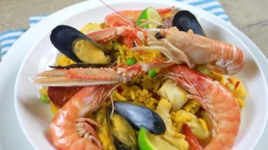 Paella tabağı ahşap bir masada.