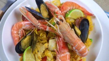 Paella tabağı ahşap bir masada.