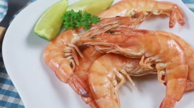 Tabakta büyük karidesler