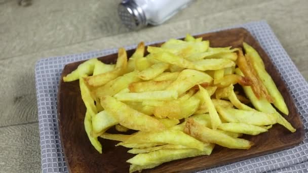 Prato Batatas Fritas Frescas Uma Mesa Madeira — Vídeo de Stock