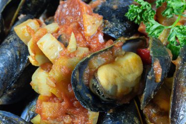 Biber ve sucukla pişirilmiş midye tabağı.