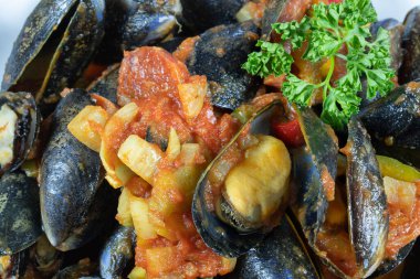 Biber ve sucukla pişirilmiş midye tabağı.