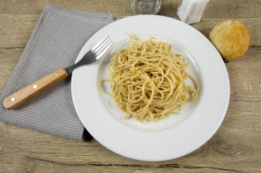 Masada bir tabak spagetti.