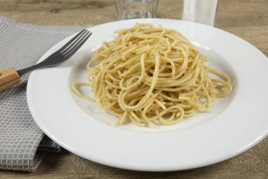 Masada bir tabak spagetti.