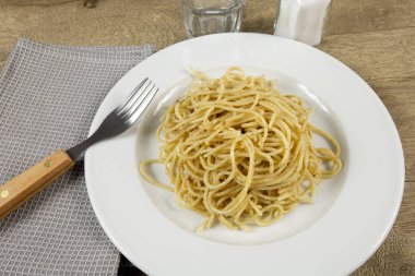 Masada bir tabak spagetti.