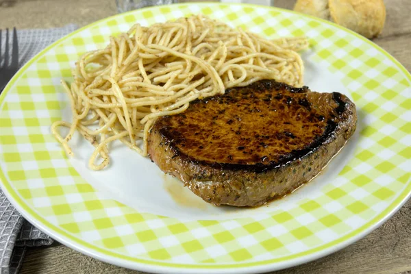 Steak Bœuf Grillé Spaghettis Dans Une Assiette — Photo