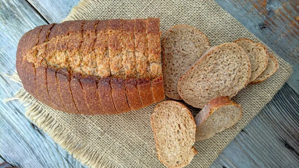 Gesneden Zemelen Brood Een Tafel — Stockfoto