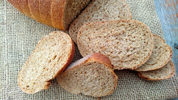 Gesneden Zemelen Brood Een Tafel — Stockfoto