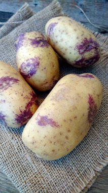 Masadaki Mavi Belle Patatesi