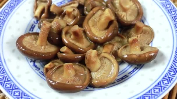 Champignons Asiatiques Shiitake Dans Une Assiette — Stock Video