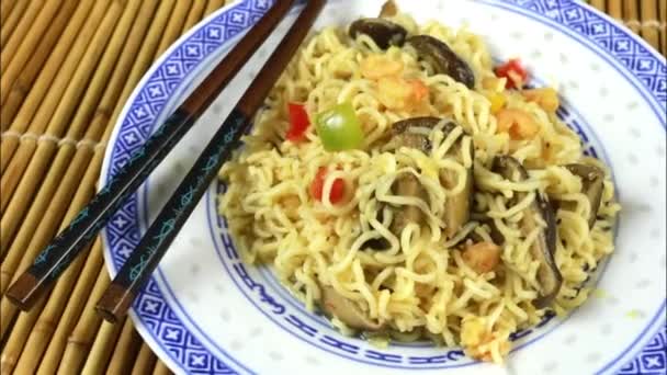 Talerz Chińskiego Makaronu Krewetkami Warzywami — Wideo stockowe