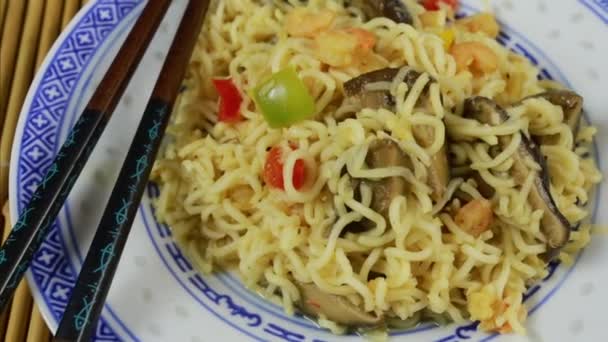 エビと野菜の中華麺のプレート — ストック動画