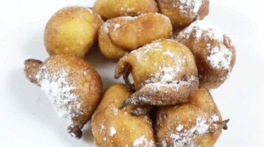 Beyaz arkaplanda izole edilmiş şekerli çörekler