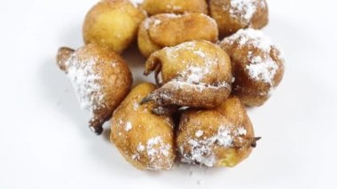 Beyaz arkaplanda izole edilmiş şekerli çörekler