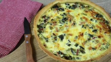 Masada pırasa ve pastırmalı kiş.