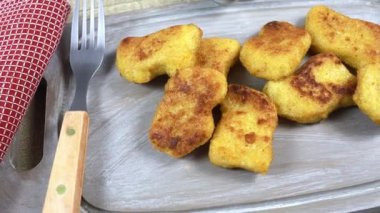 Kesme tahtasındaki tavuk nuggetları