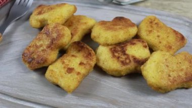 Kesme tahtasındaki tavuk nuggetları