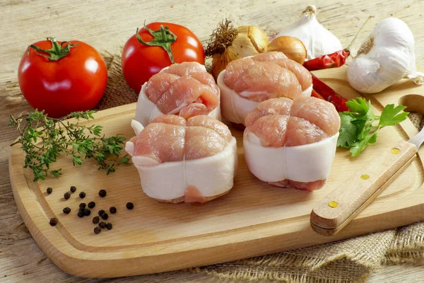 Kesme tahtasındaki ham kümes hayvanları rotaları