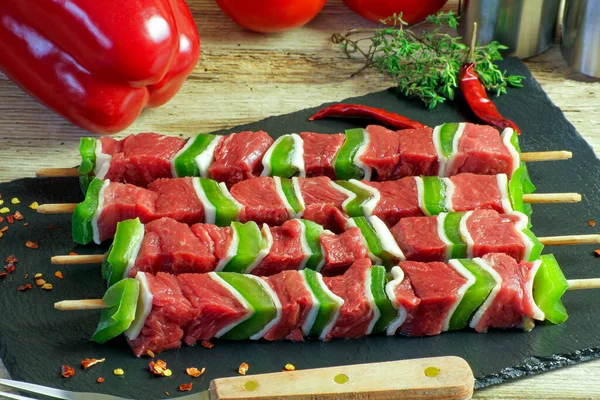 Brochetas Carne Una Mesa Madera — Foto de Stock