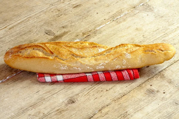 Baguete Pão Francês Uma Mesa Madeira — Fotografia de Stock
