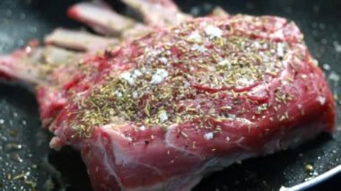 Tavada pişen kuzu pirzolası