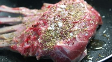 Tavada pişen kuzu pirzolası