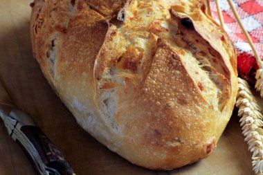 Tahta bir masada bir somun ekmek.