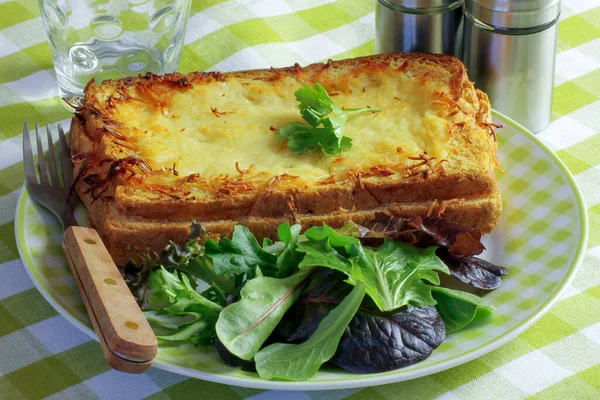 Croque Monsieur Avec Sauce Bchamel Sur Une Table — Photo