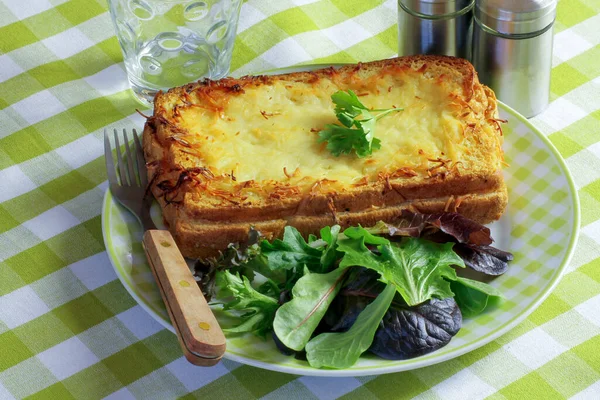 Croque Monsieur Avec Sauce Bchamel Sur Une Table — Photo