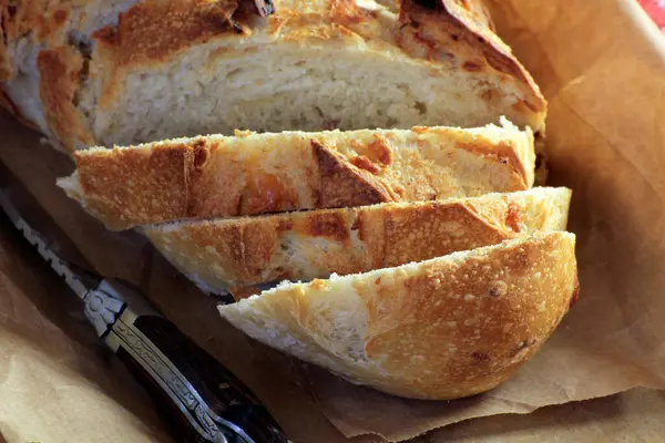 Tahta bir masada bir somun ekmek.