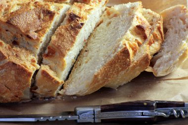 Tahta bir masada bir somun ekmek.